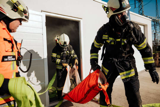 Bergung aus brennendem Gebäude2_c_NiklasStadler_APG_Sarasdorf-176.jpg